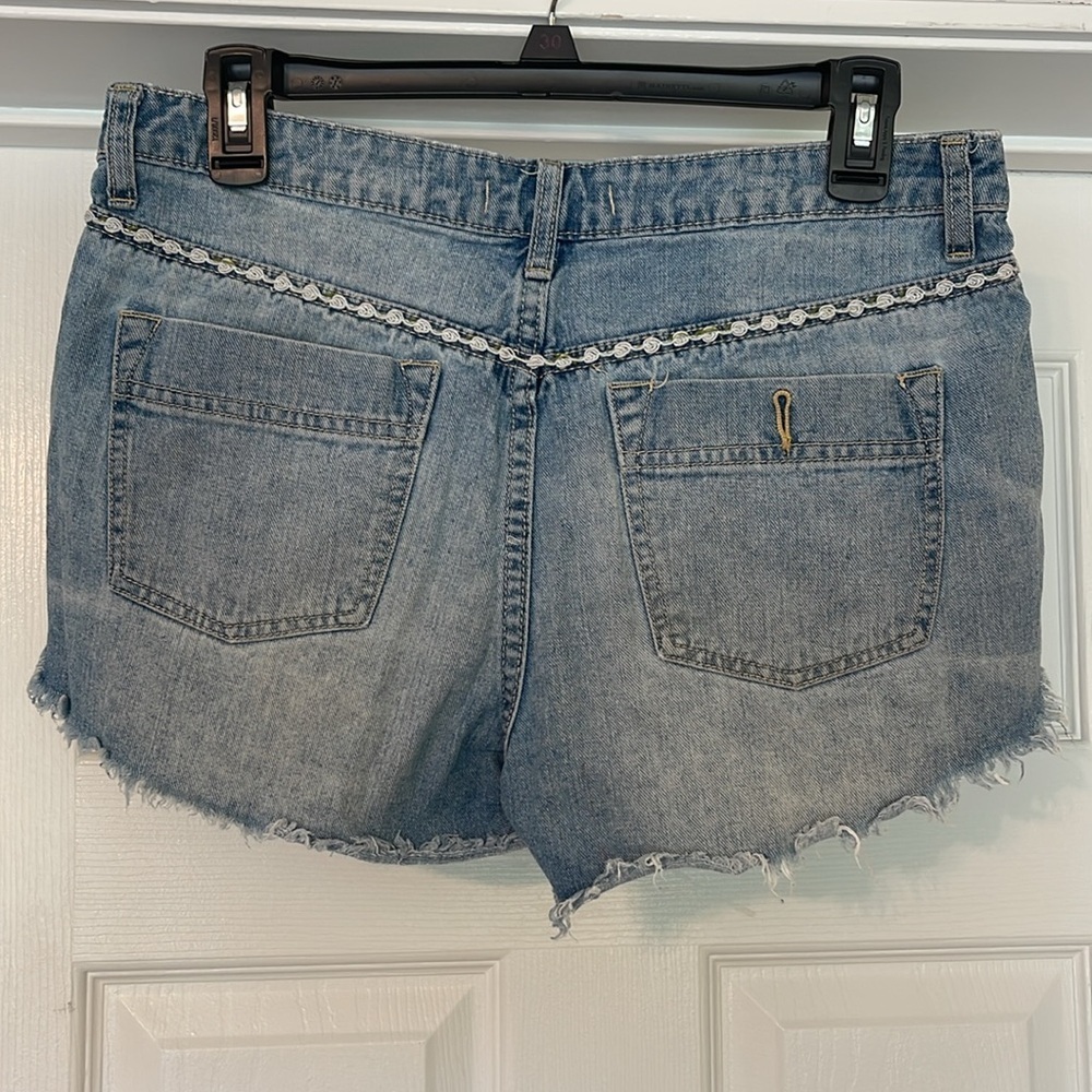 Free People - distressed embroidered medium wash blue Jean shorts - size 28 - Picture 2 of 4